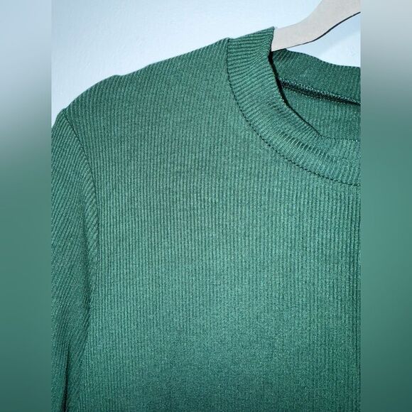 GILLI Stretchy Ribbed Cold Shoulder Top Size Medium NWT Holiday Green - Picture 2 of 8